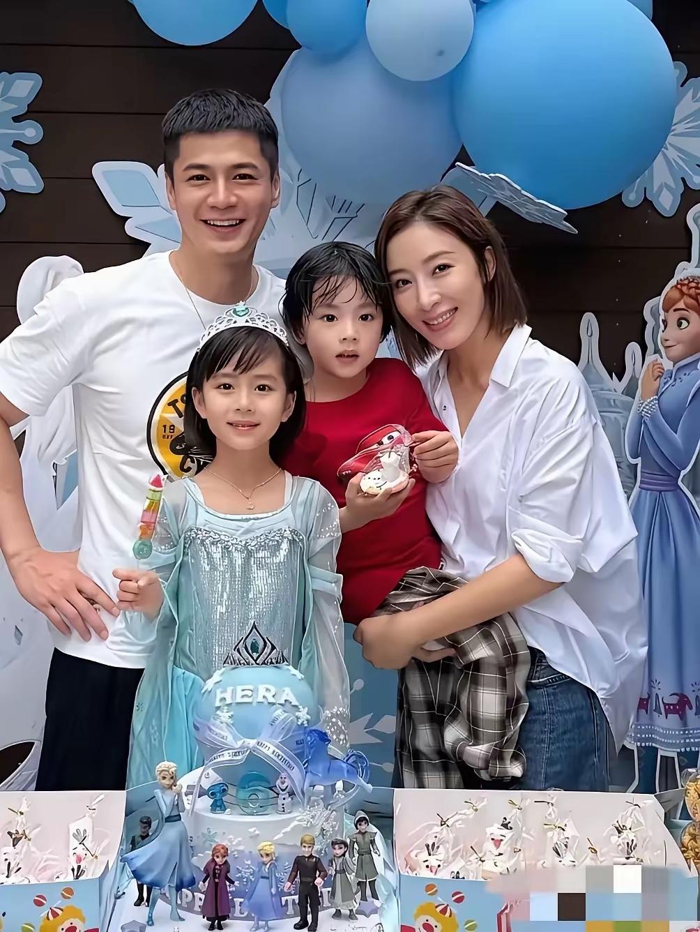 这一家四口的合影真是养眼，妻子留着短发，跟之前荧幕中的形象一样，俏皮又减龄，她穿