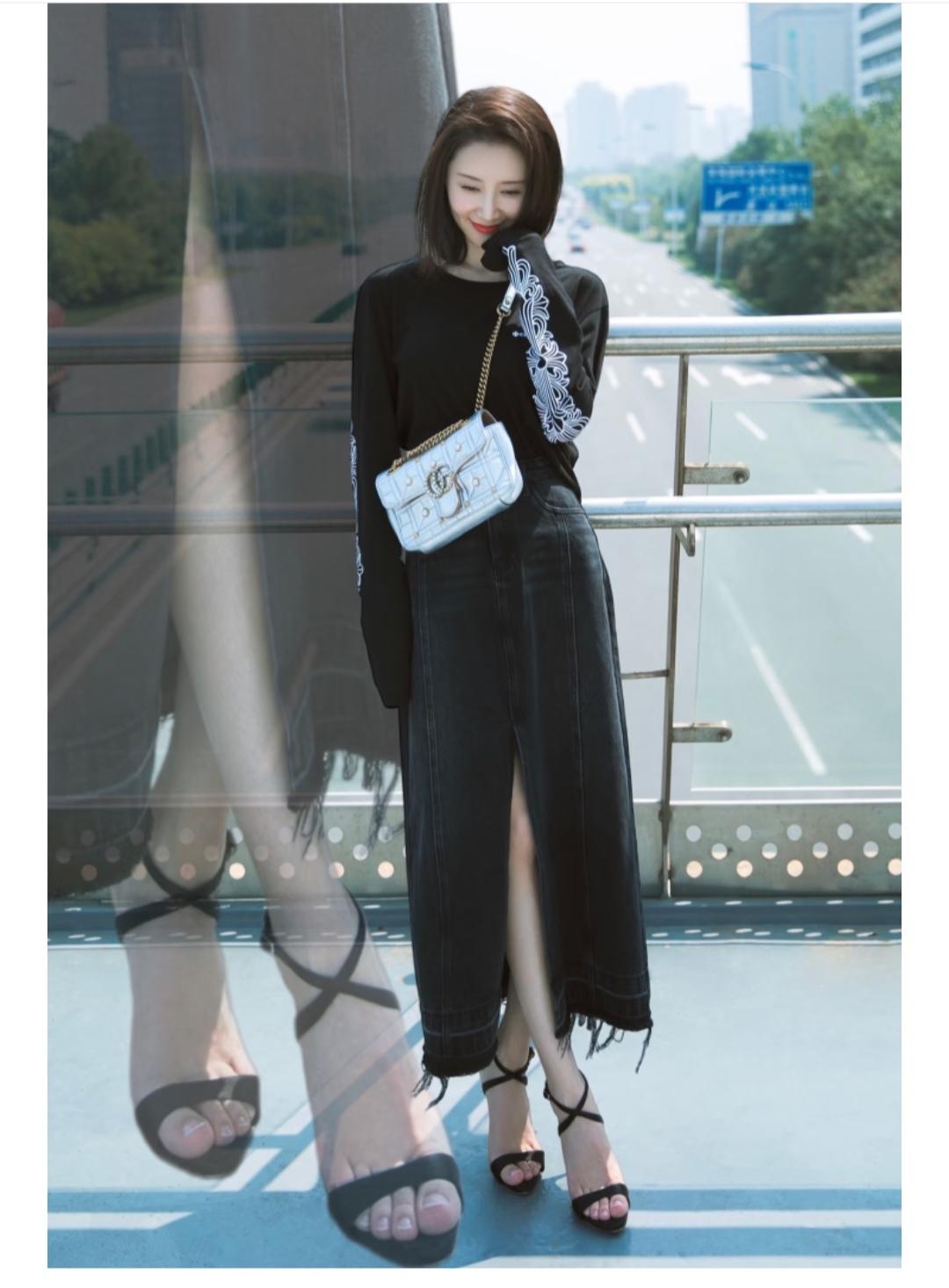 舒畅。脚丫子干净又好看。