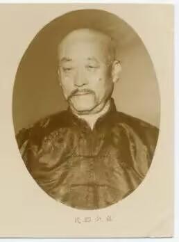 1917年，张勋率5000辫子军进京复辟，袁金铠当即献言张作霖：“不如令冯德麟进