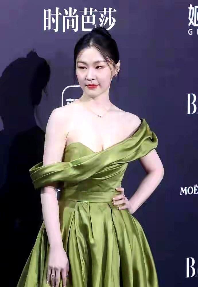 看了金靖的“背景”，才明白，墨镜导演最后为啥没有搞定她。金靖，一位凭借着幽默