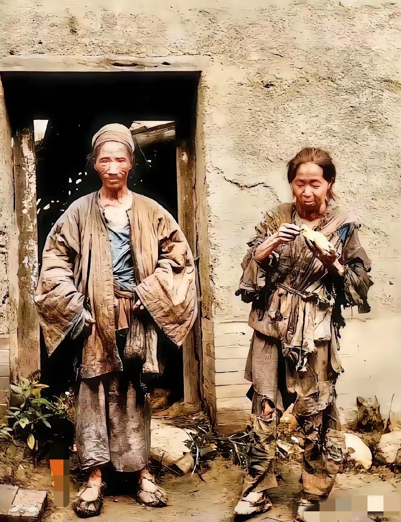 在网上看到一张民国老照片，照片里是一对夫妻。瞧，他们住的是泥草房，穿的衣服破破烂