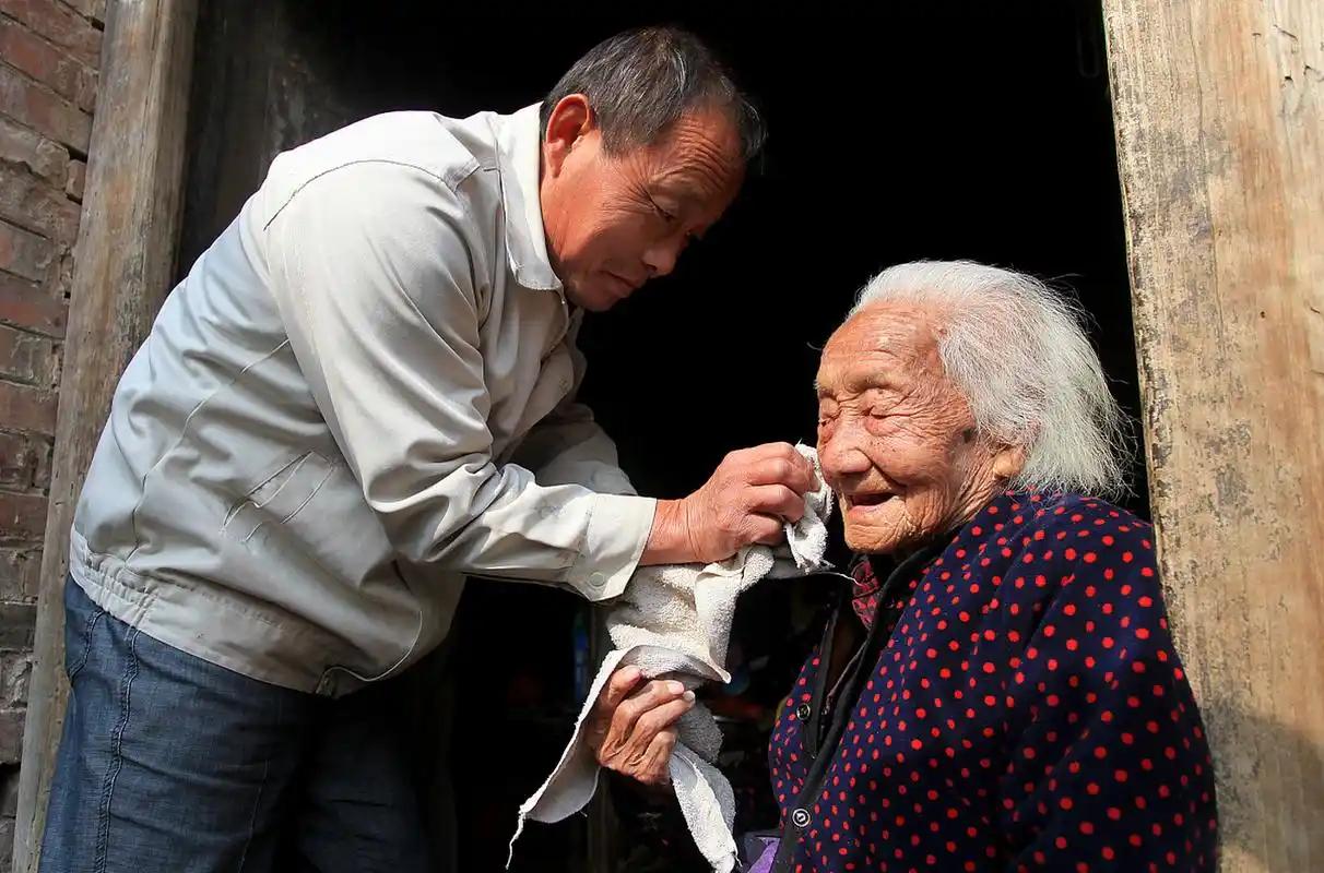 非常现实的一段话：“如果你有退休金，并且子女找了外省的伴侣，那我奉劝你一句：老了