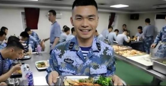 养活航母到底有多烧钱？看看山东舰，一天食堂得管几千人7顿饭，单是伙食费每天都要几