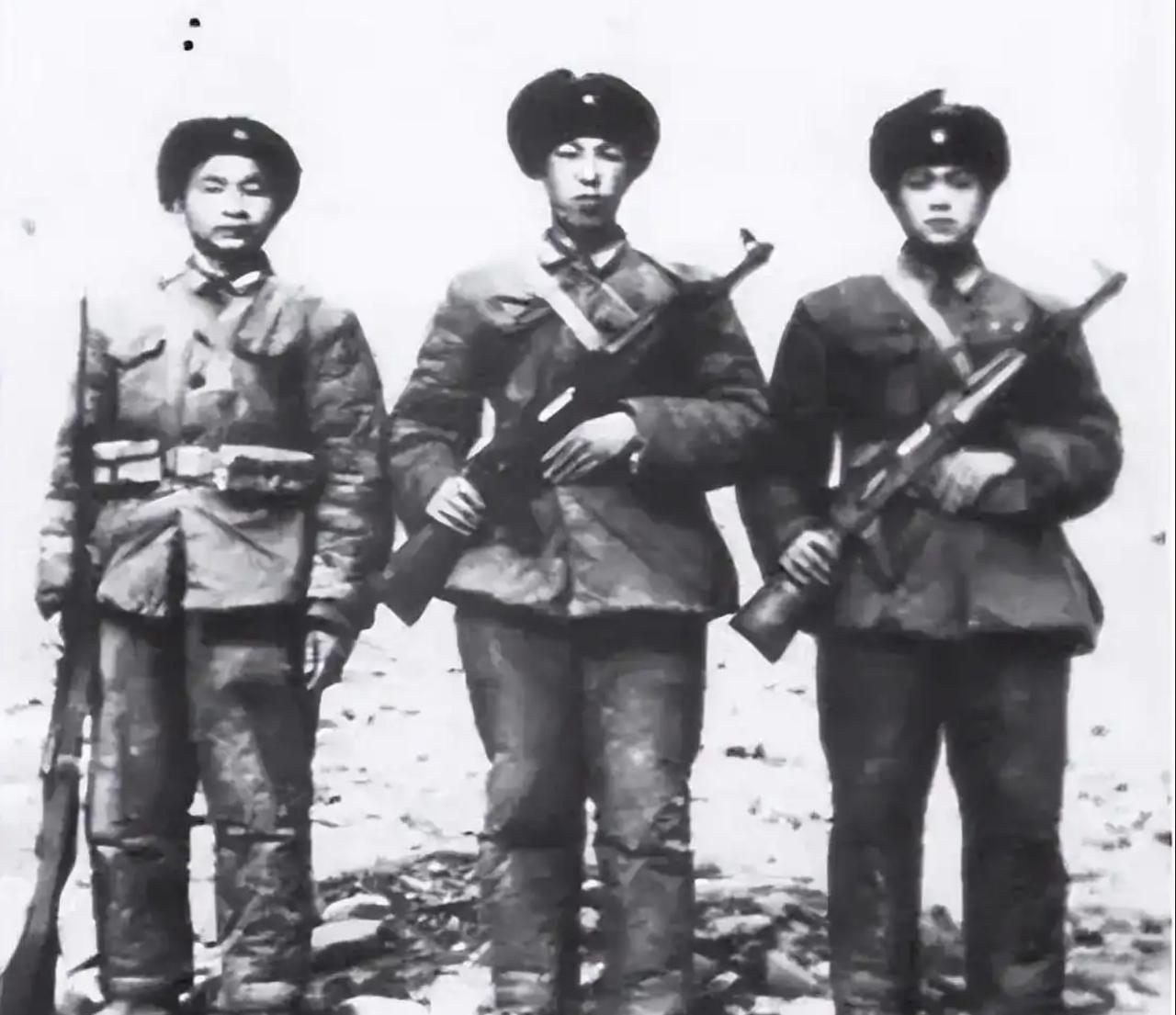 这张黑白照片，是1962年中印边境自卫反击战中，庞国兴战斗小组的战后留影，也是这