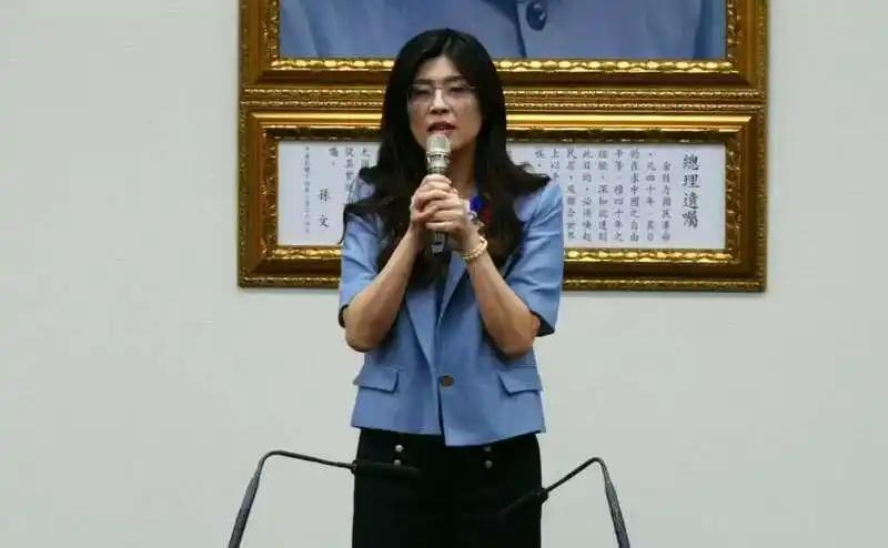 郑丽文作为台湾主要人物中，第一个公开把“九二共识”明确表述为“海峡两岸于1992