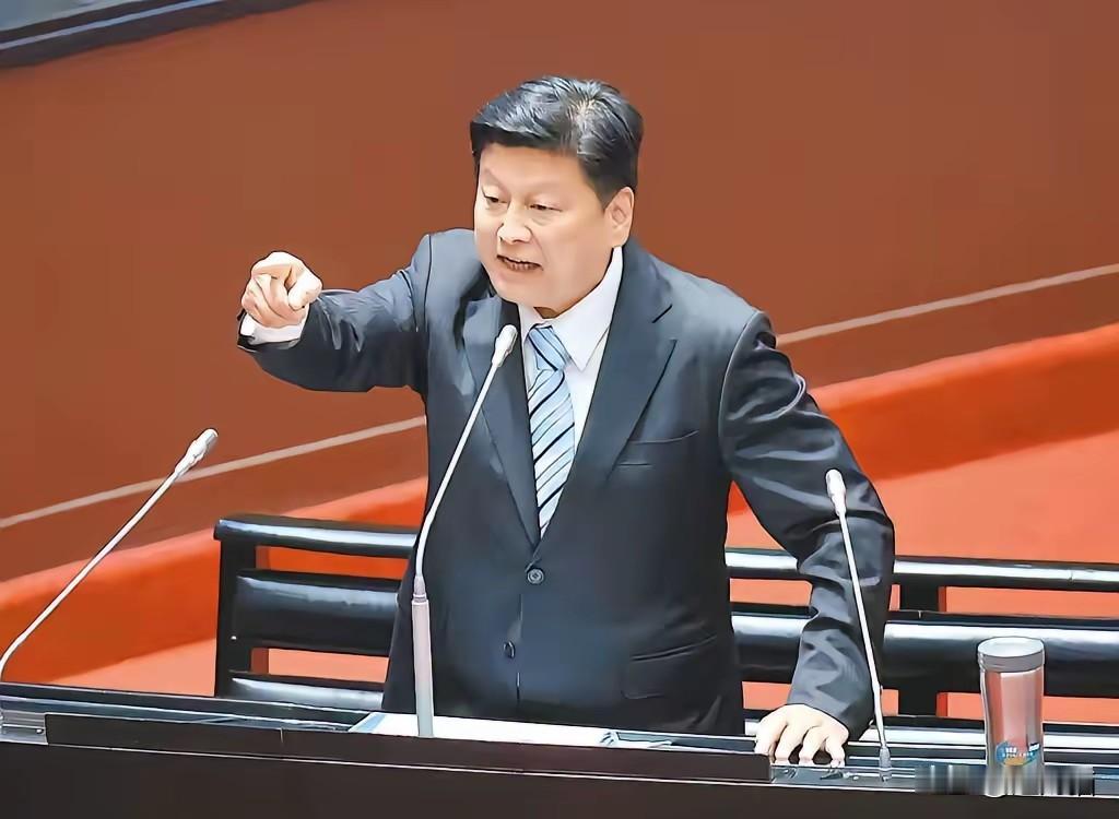 傅崐萁说，国民党一定要大团结，不能给民进党任何见缝插针的机会，他将全面力挺郑丽文