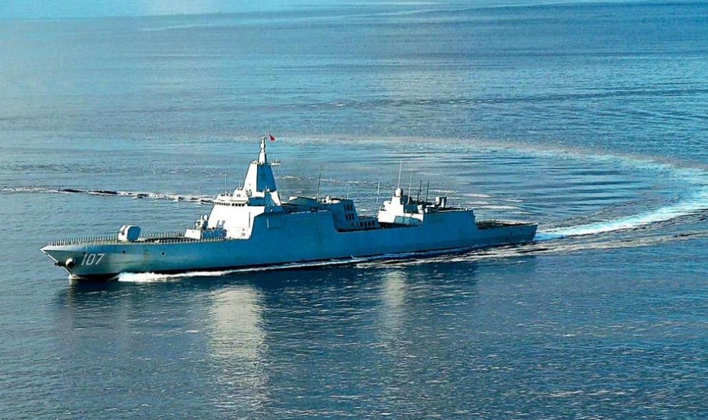 10月7日真相浮出水面：055大驱拉爆美军驱逐舰！央视军事播出采访，万吨大驱