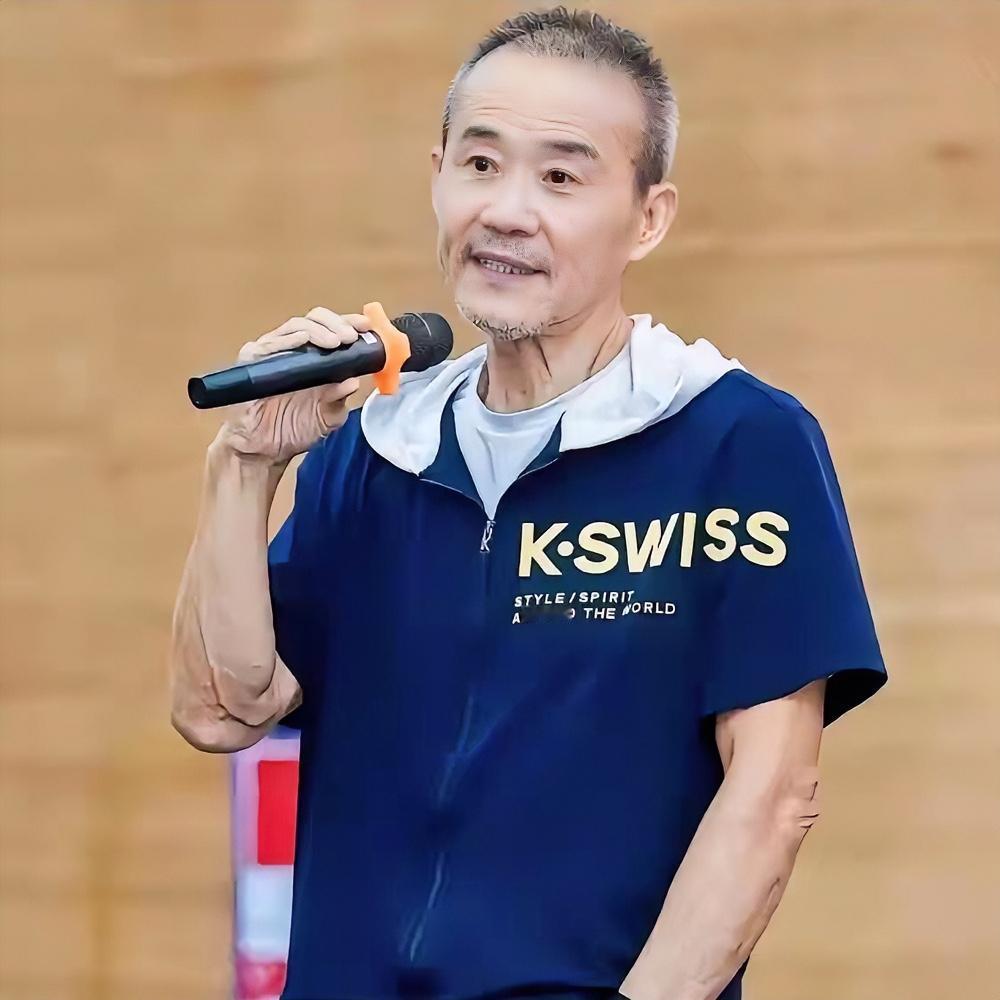 我给65岁的老爸看75岁的王石创业的新闻。结果我爸说：你还是太年轻！大佬玩的