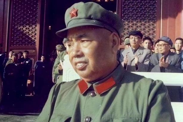 1952年，许世友将军回老家探望亲人。在洗尘酒席上，他猛地抽出手枪，紧紧抵住亲叔