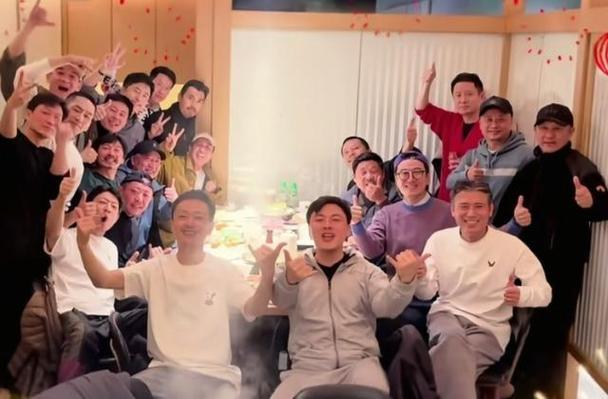 Oh，mygod！这张合照我居然只认出了前排右一方颐大耳、笑意粲然、架着二郎腿