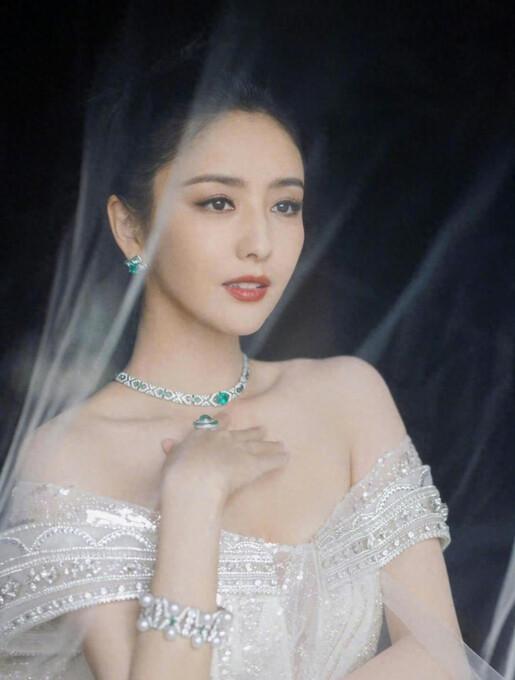 佟丽娅身着一条极为时尚的白色钻石连衣裙，再配上翡翠材质的首饰，看起来不仅显得优雅