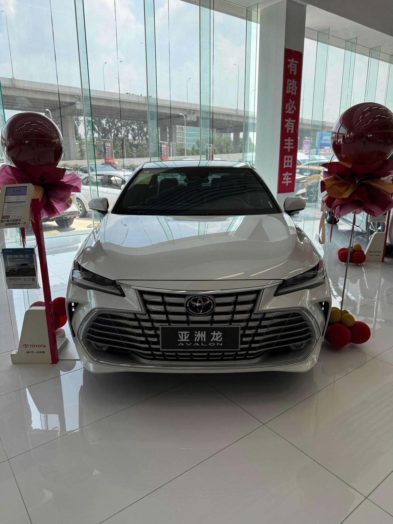 丰田亚洲龙白外黑内的搭配，简直经典。白色外观干净亮眼，在路上很是吸睛，而且白色相