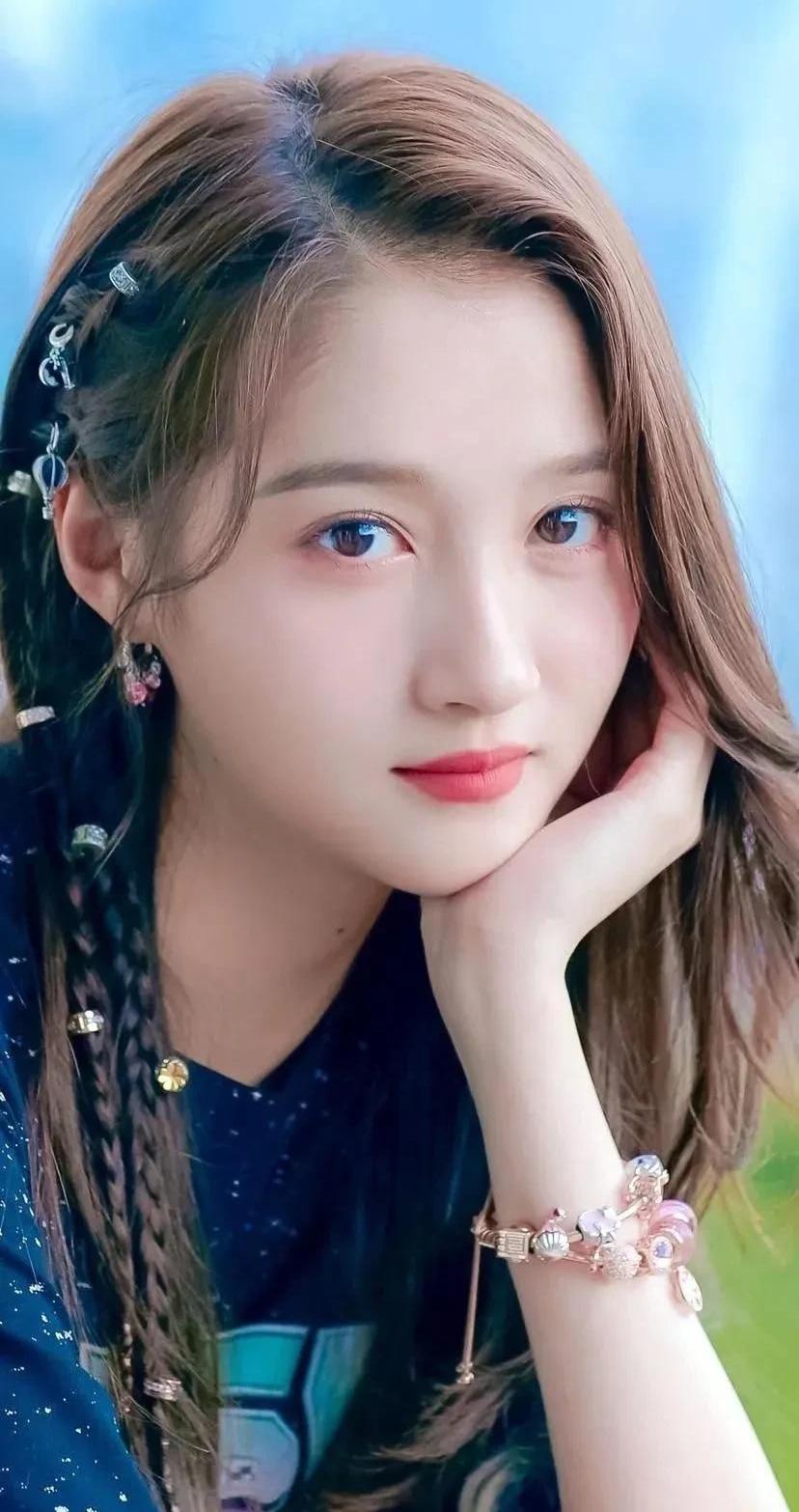 这还用问？妥妥的大美女！家人们谁懂啊！关晓彤这颜值身材，完全是老天爷赏饭吃