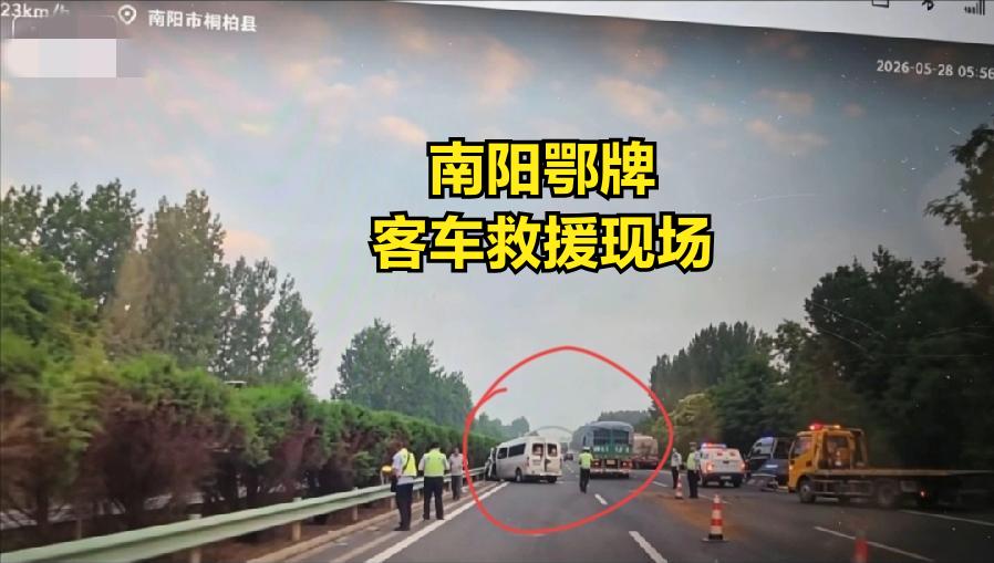 南阳襄阳客车救援现场，银灰色上汽大通客车损毁并不严重，车头受损，撞在中间绿化带护