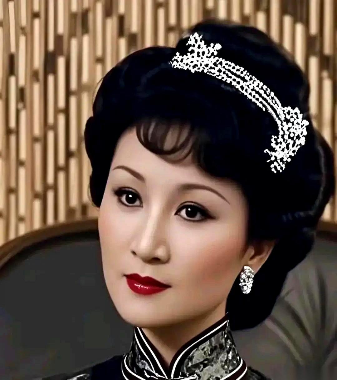 嫁给谢贤这种男人，最狠的不是他不爱你，是他太懂你。他吃定你一个港姐冠军，把“体