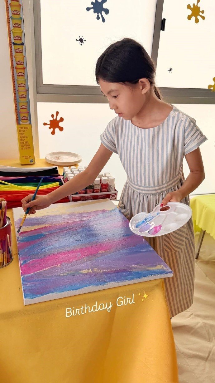 陈冠希女儿9岁腿长陈冠希、秦舒培为女儿Alaia庆祝9岁生日，Alaia一双长