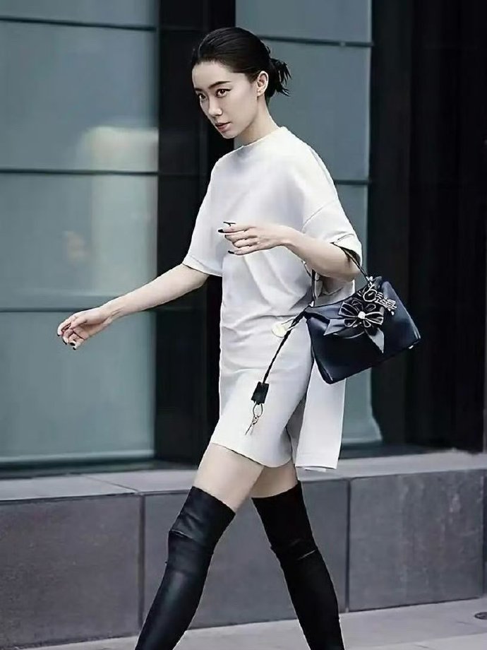 我去，这真的是张小斐吗，看起来好瘦，这状态绝了