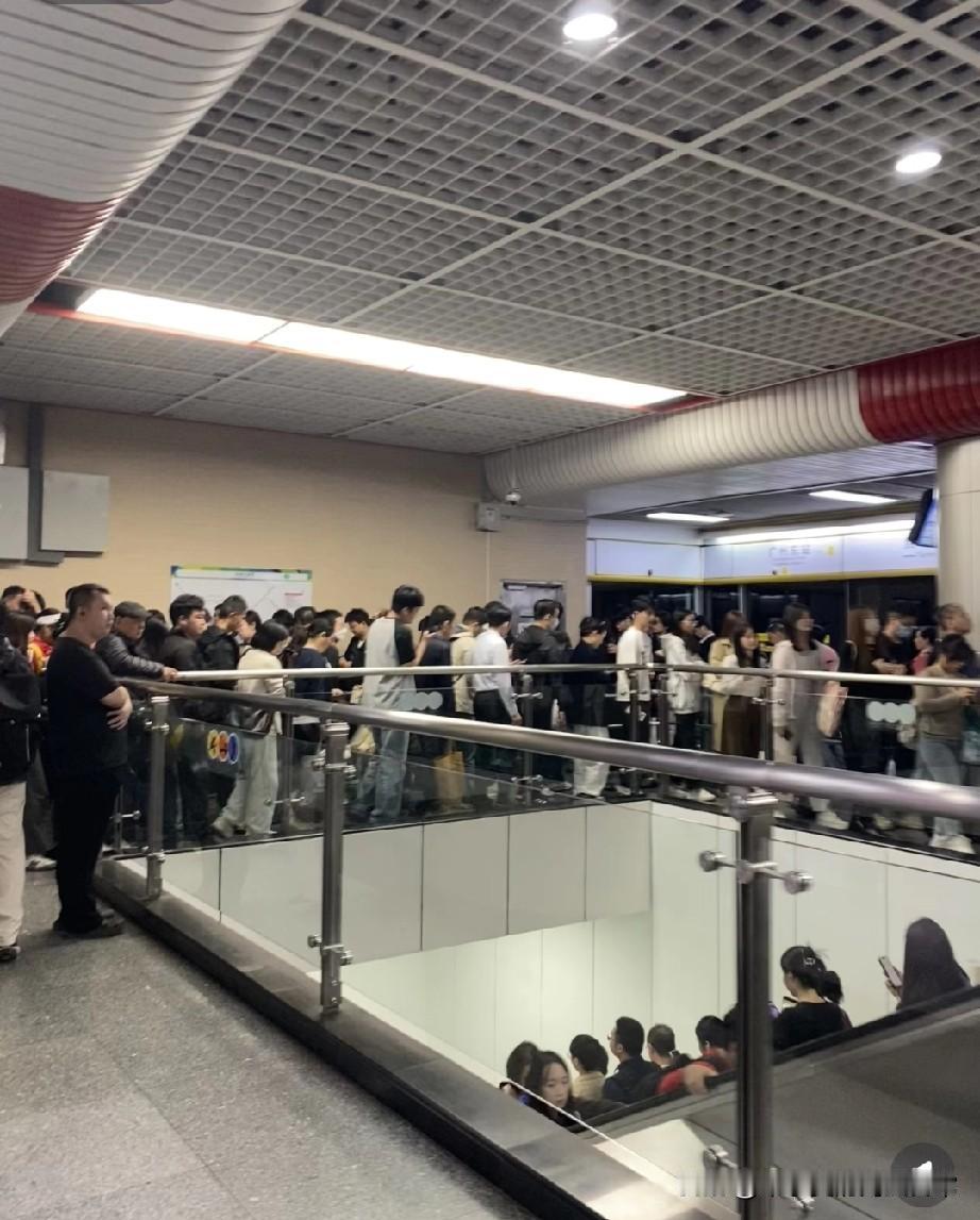 广州地铁站人挤人！！广州东站你在干什么！家人们谁懂啊！今早的广州东站地铁，