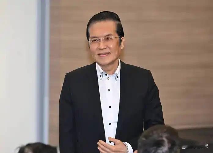 郑丽文提名张荣恭作为他的副手,不得不说郑丽文选人用人的眼光还是不错的,看看他的履