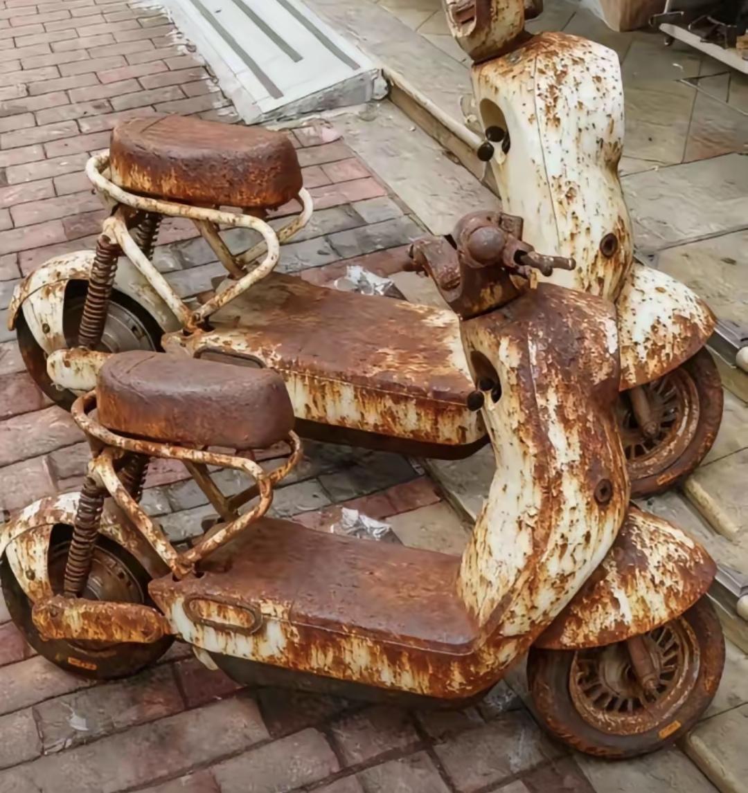 刚买的新电动车看着简单，连个尾箱都没有。充电器和雨衣只能塞兜里，下车得一样样掏出