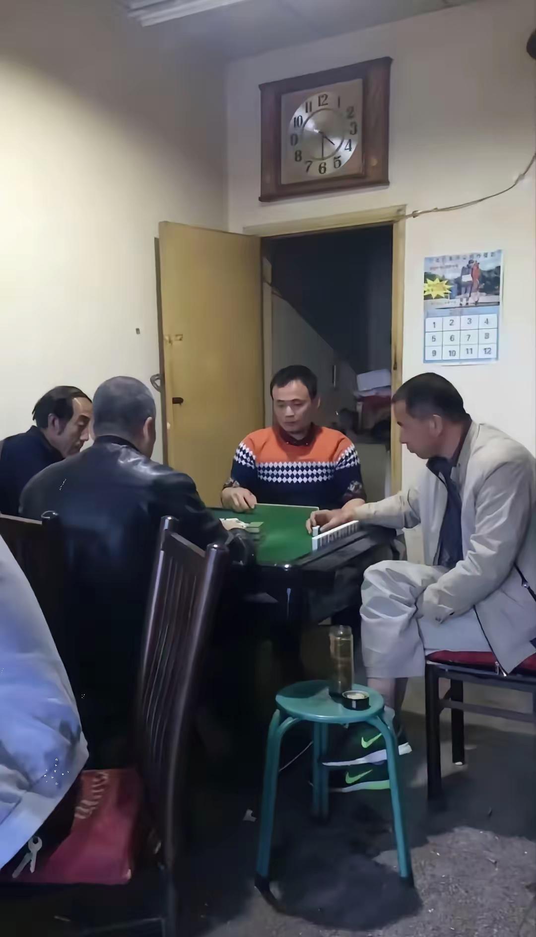 我同学开麻将室一年了，我给他当了一年桌子腿，三缺一我就上，随叫随到，我同学没请我
