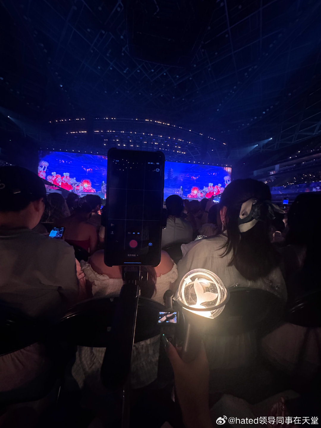 #刘宇#有没有鲨鲨822在奥体演唱会的时候，捡到图1的黑色增距镜在C区，做叉手礼的时候放在椅子上，拍