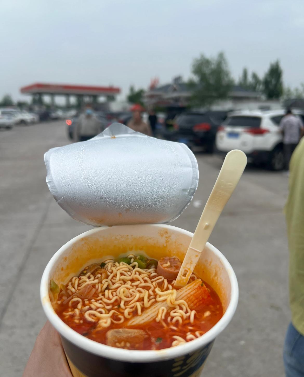 自驾游时最近在服务区发现个有趣现象：餐厅空空荡荡，泡面桶堆成小山，大家宁愿啃泡面