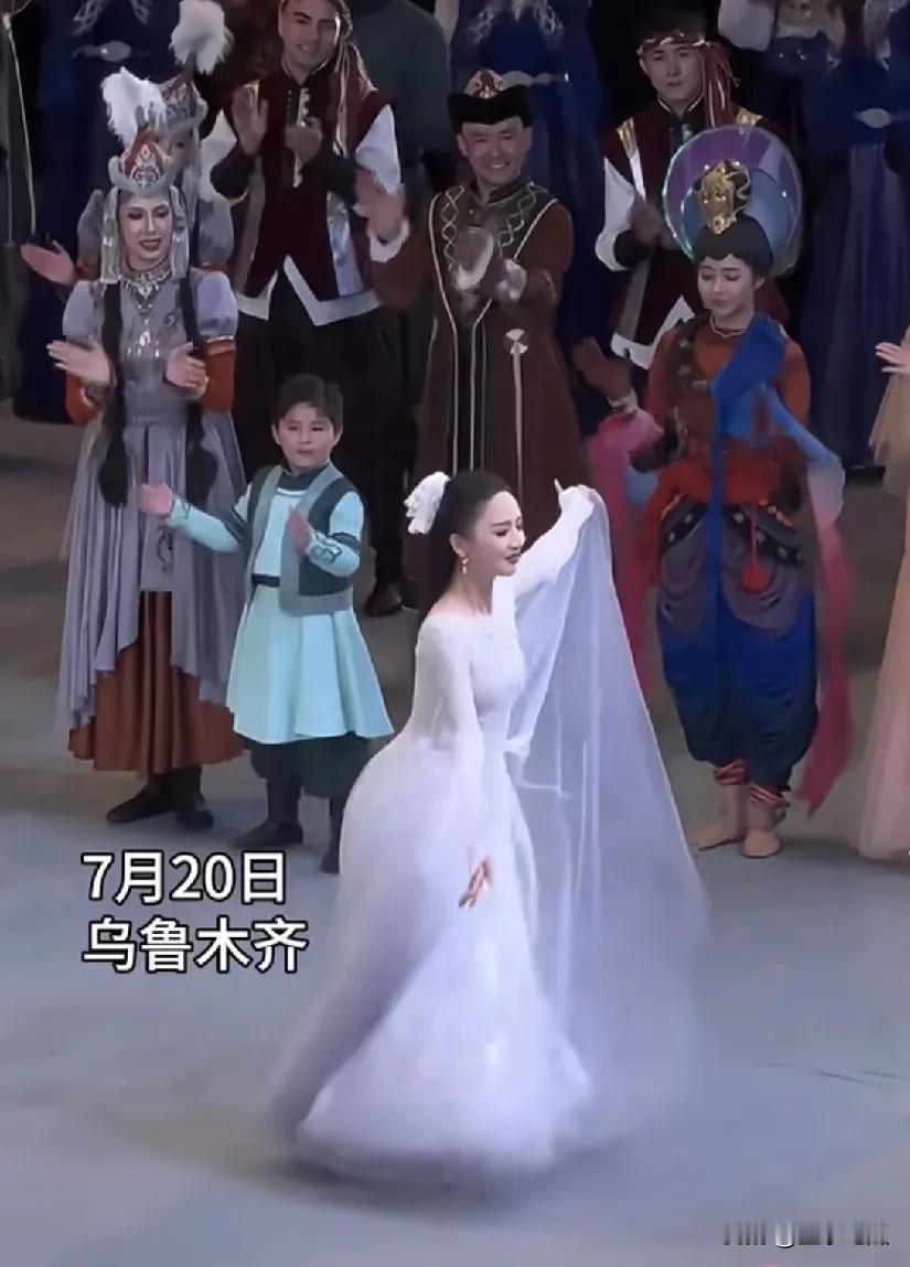 佟丽娅对新疆的热爱，深入骨髓。7月20日，她领衔主演的舞蹈诗剧《在远方在这里》
