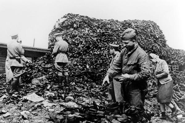 1945年，英国军队攻占贝尔根·贝尔森集中营时，发现了这名瘦弱的犹太女子遗弃在冰