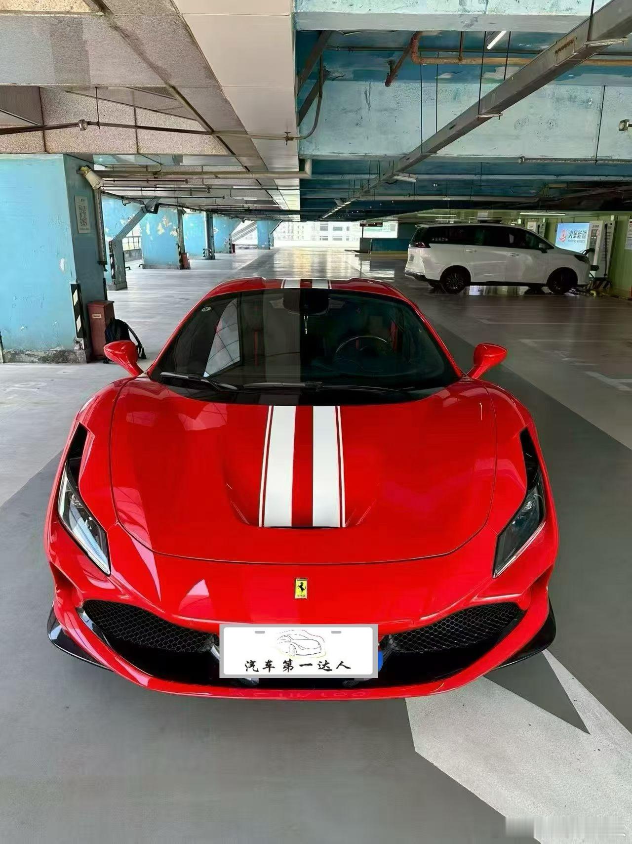 法拉利F8敞篷，配置齐全，22年5000公里，小瑕疵，过不了查博士，车主传递