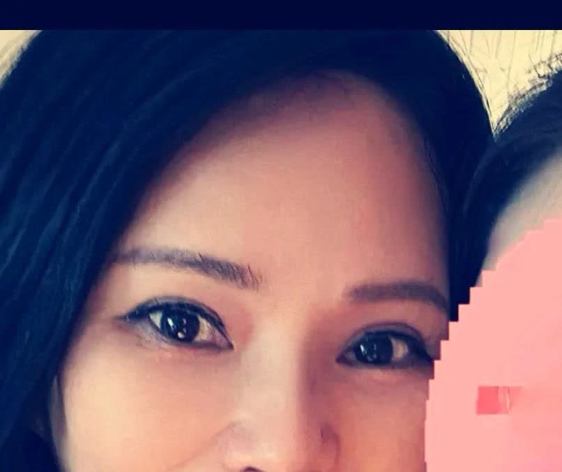 日前，伊能静秦昊夫妻在法国被网友偶像，网友惊讶：伊能静怎么像个老太太？别惊讶，伊