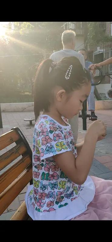 心碎一幕！河南妈妈离婚半年偷偷探望4岁女儿，看到的画面让无数人泪目在河南城郊，