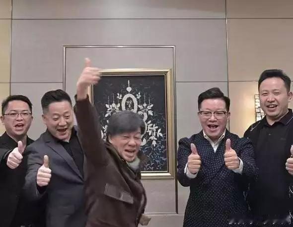 梁小龙一生都在为家庭奔波，三个子女，两个在国外留学，开资巨大，以前的积蓄都为前