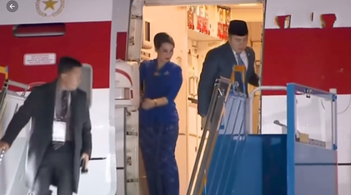 印尼总统抵达韩国，为他开机舱门的小姐姐好美！10月30日普拉博沃专机抵达釜山机场