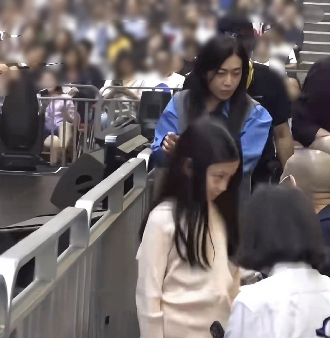 刘銮雄现身看谭咏麟演唱会，曝光了最疼爱的小女儿的正脸，瓜子脸大眼睛、是个美人胚子，是在为了以后进娱乐