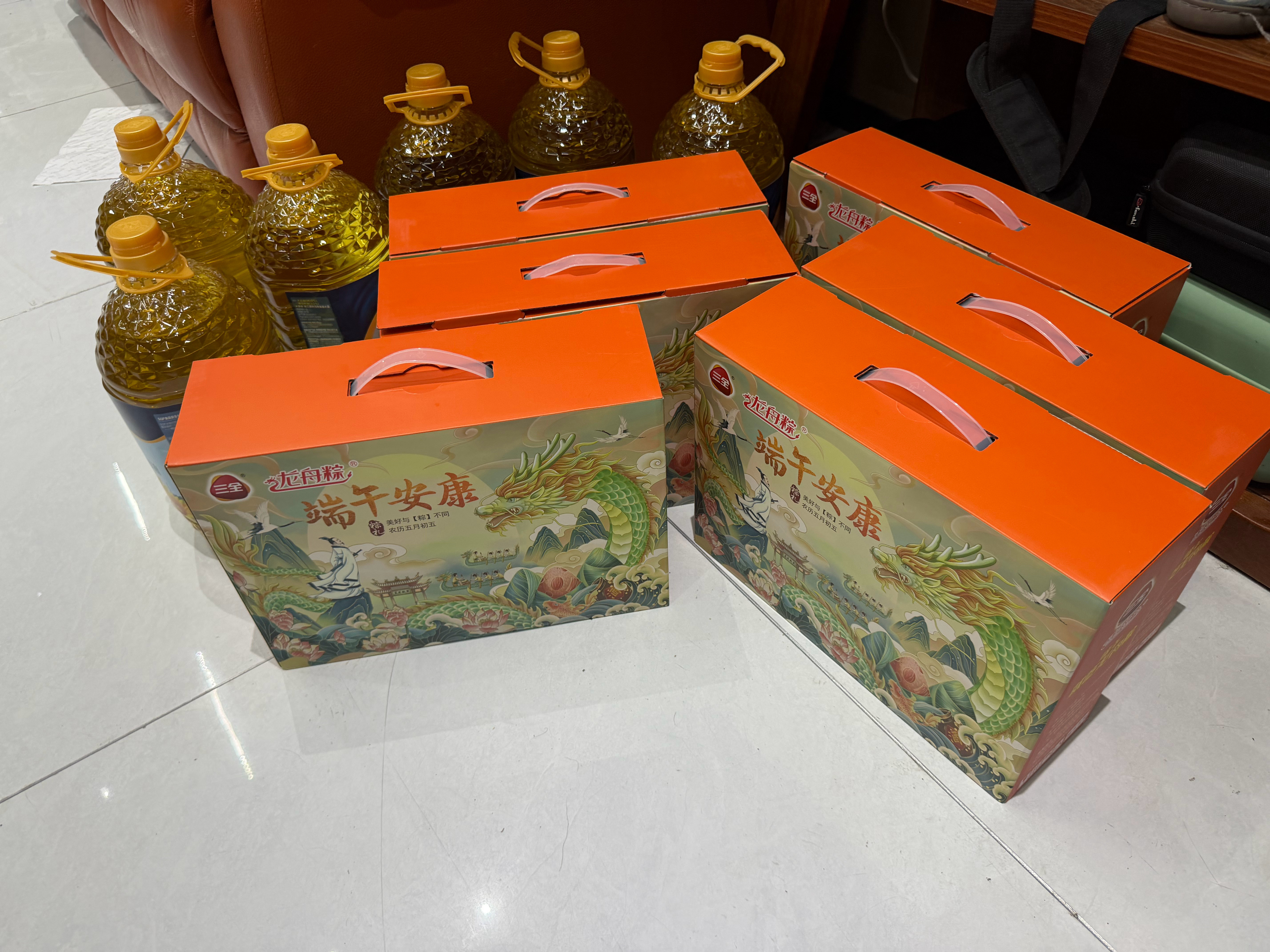 端午节到了，刚去给维修部门、客服部门、零售部门、入发件部门和做饭阿姨都发了点小礼