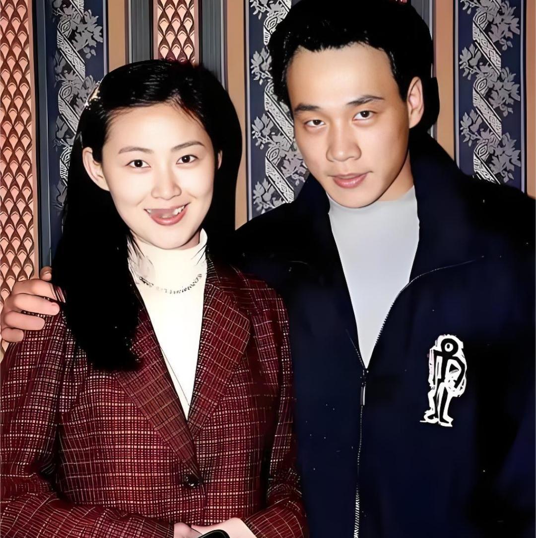 98年，他差点被老虎咬死。不是为了片酬，是为了一场戏。那不是特效，是3只轮流