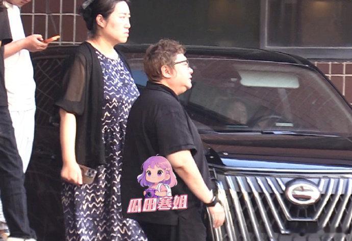 韩红风波后首现身韩红近日被拍现身某商业写字楼，疑似商谈事宜。她身着休闲服饰，办