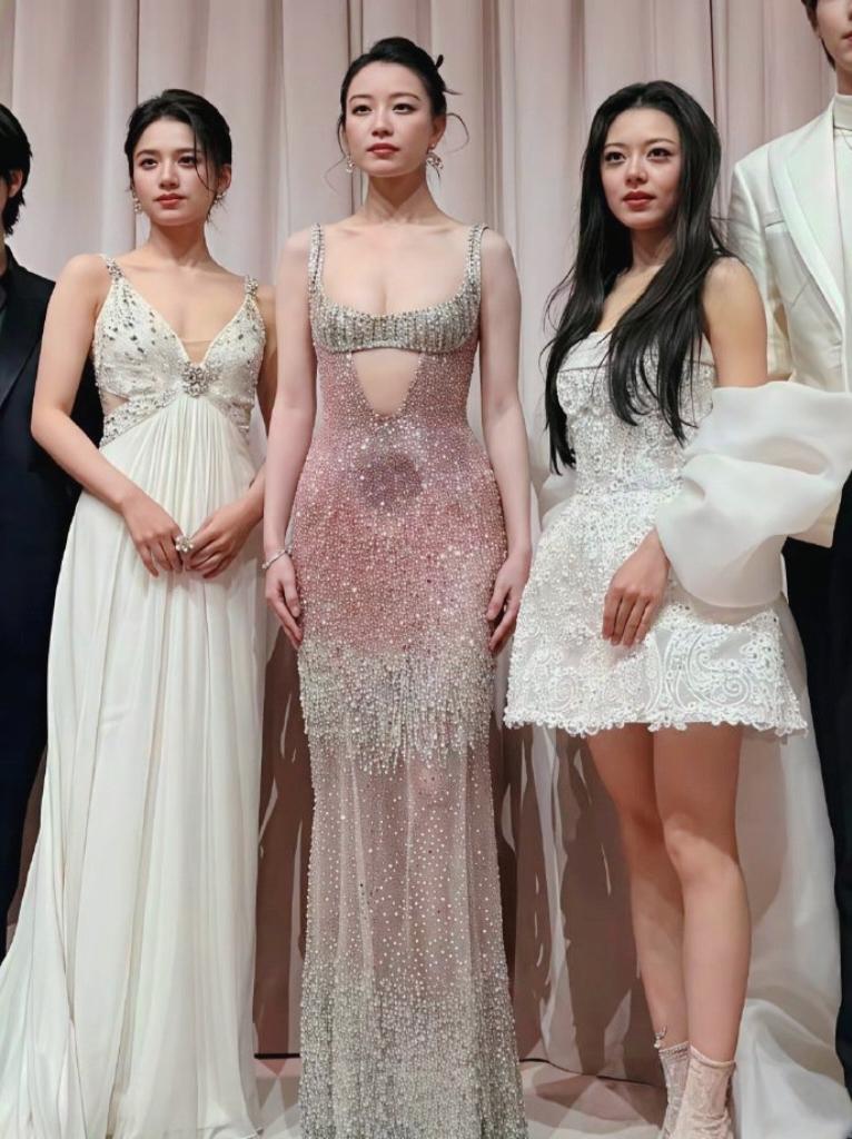 这张同框里，你最先被谁的颜值戳中了？是倪妮的大气冷艳，还是张婧仪的温柔，或是赵