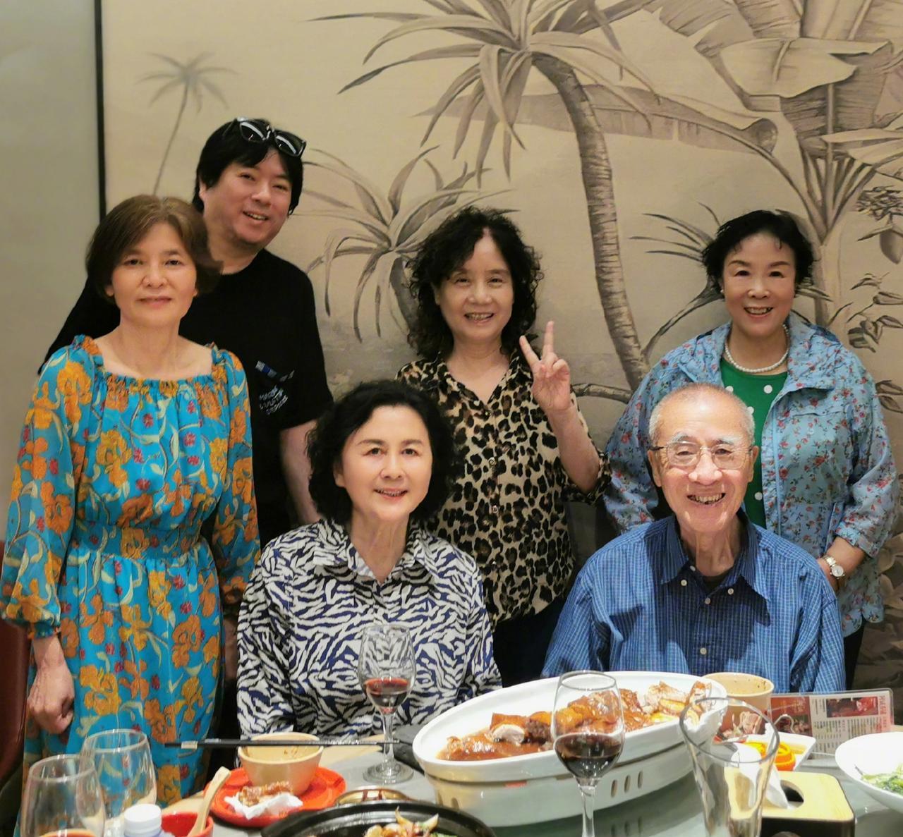 高晓松真的太出人意料了，主要有两点佩服之至。一：他分享了一张近照和一张旧照，并