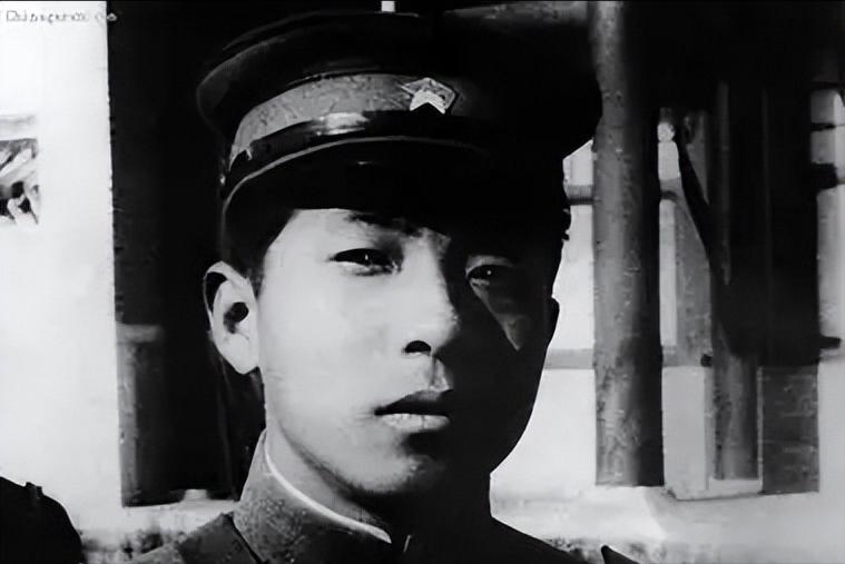 杨宇霆身边随时跟着一个全副武装的警卫连，这些人都是死忠心腹，个个带枪。27岁的张