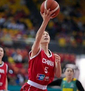 王思雨21分，中国女篮热身赛加时战胜巴西。中国女篮和巴西女篮的热身赛，这场比赛王