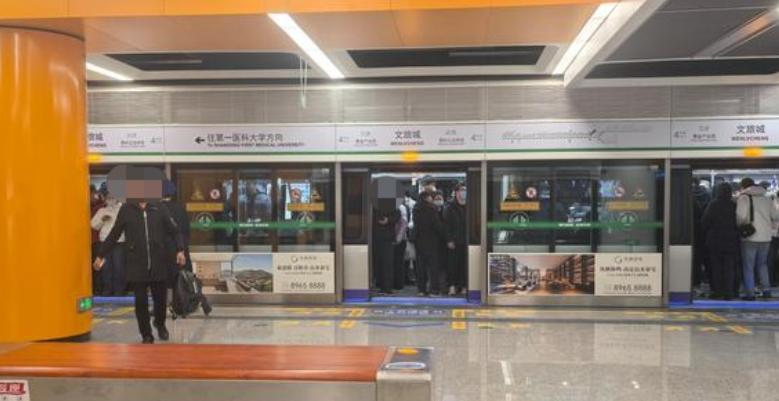 济南最重要的地铁4号线，迎来了第一个工作日高峰，人头攒动，几乎是挤之不动，可以用