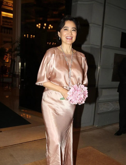 照片中的她发福了，腚大腰圆的，即使是现在老了也还有当年女神的范，珠圆玉润，光彩照