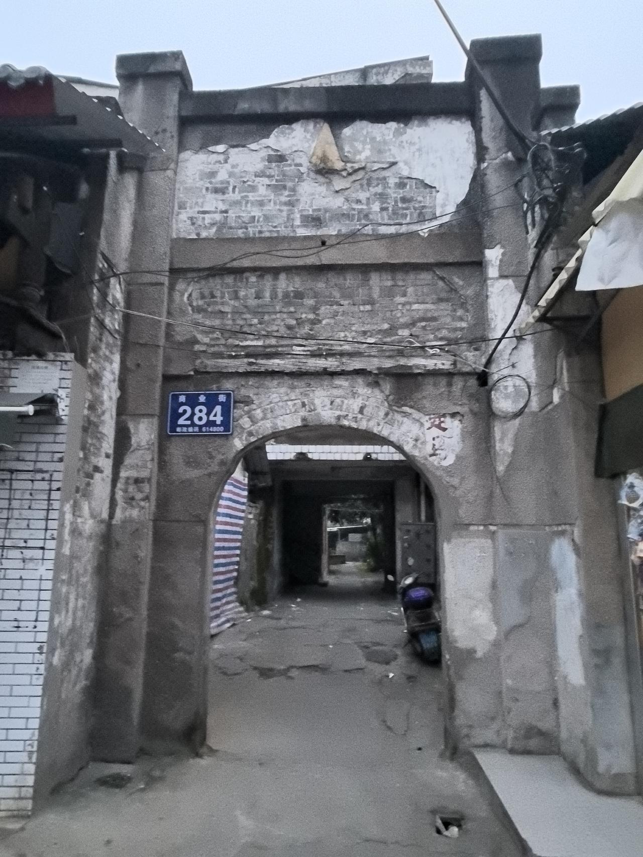 离乐山市区几公里外的牛华镇，曾经被誉为全国四大古镇之一。在食客心目中，名气很大，