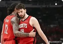 火箭队堪称联盟第一的锋线配置:1、亚当斯，中锋，身高2米11，120公斤2