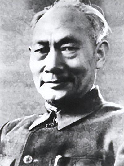 1934年10月7日，江西瑞金沙洲坝的中共中央驻地门口，卫兵拦住了一个叫花子。这