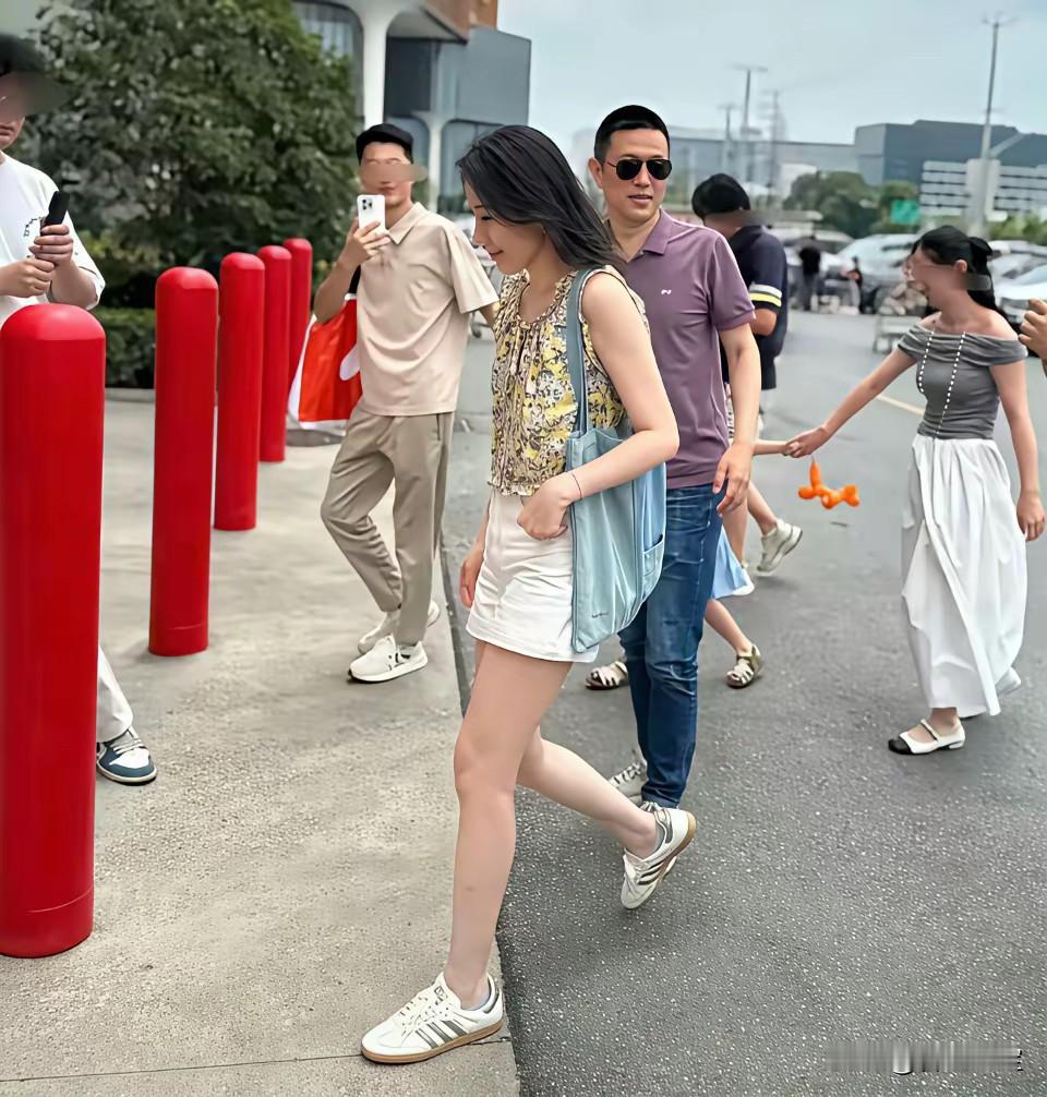 事实证明，李斌老婆比李想老婆漂亮，不接受反驳！[呲牙笑][呲牙笑]