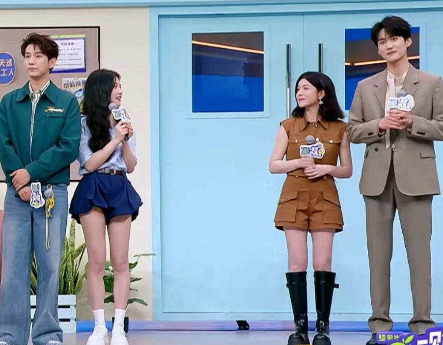 有人懂噜噜晓和妹妹姐同框的含金量嘛两个最美好的女孩子刚好同一档期综艺，真的幸福！