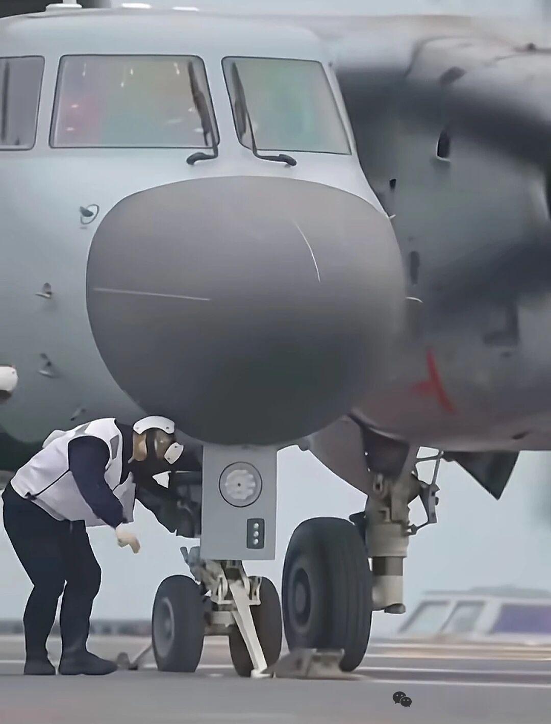 5月1日，近日，央视军事网站公布一组福建舰空警一600预警机近照，大国重器，让中